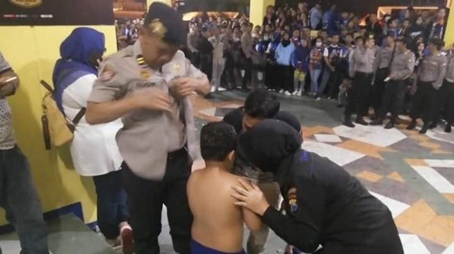 Viral Polisi Lepas Baju Demi Selamatkan Siswa TK saat Final Piala Presiden