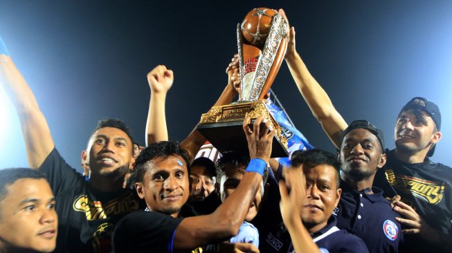 

Pemain Arema FC mengangkat tangan merayakan gelar juara Piala Presiden 2019 di Stadion Kanjuruhan Malang, Jawa Timur, Jumat (12/4). [ANTARA FOTO/Budi Candra Setya]