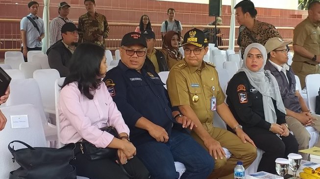 Ketua KPU RI Arief Budiman dan Gubernur DKI Jakarta Anies Baswedan. (Suara.com/Muslimin)