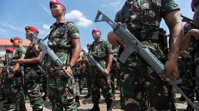 Prajurit TNI dan personel Polri melaksanakan Apel Patroli Skala Besar TNI-Polri di JIExpo, Kemayoran, Jakarta Pusat, Minggu (14/4). [Suara.com/Muhaimin A Untung]