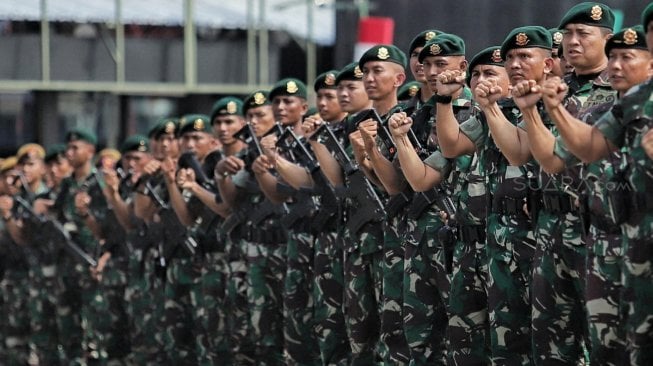 Prajurit TNI dan personel Polri melaksanakan Apel Patroli Skala Besar TNI-Polri di JIExpo, Kemayoran, Jakarta Pusat, Minggu (14/4). [Suara.com/Muhaimin A Untung]