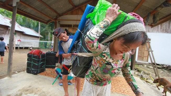 Sejumlah pekerja pengangkut barang (porter) bersiap membawa logistik Pemilu serentak 2019 ke dua desa terpencil di kaki Pegunungan Meratus, Kabupaten Hulu Sungai Tengah, Kalimantan Selatan, Minggu (14/4). ANTARA FOTO/Bayu Pratama S