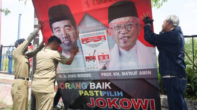 Hari Pertama Masa Tenang Pemilu, Ganjar Copot APK  Baliho Jokowi-Ma'ruf