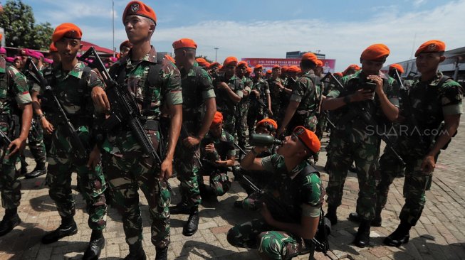 Prajurit TNI dan personel Polri melaksanakan Apel Patroli Skala Besar TNI-Polri di JIExpo, Kemayoran, Jakarta Pusat, Minggu (14/4). [Suara.com/Muhaimin A Untung]