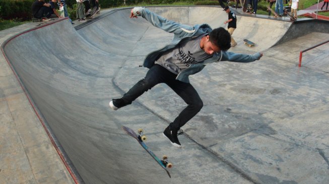 Peserta tampil pada kompetisi Kejuaraan Nasional Skate Board di BSD Xtream Park Serpong, Tangerang, Banten, Sabtu (13/4). ANTARA FOTO/Muhammad Iqbal