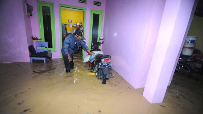 Warga berusaha mengamankan barang berharga miliknya saat banjir di Kabupaten Pamekasan, Jawa Timur, Sabtu (13/4). ANTARA FOTO/Saiful Bahri