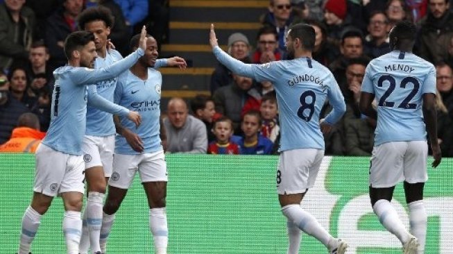 Para pemain Manchester City merayakan gol Raheem Sterling (ketiga kiri) ke gawang Crystal Palace di Selhurst Park. Adrian DENNIS / AFP