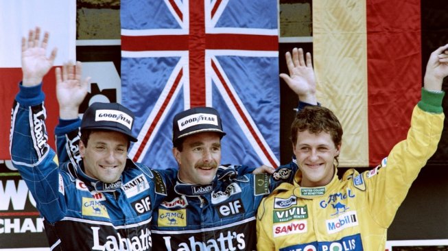 Driver asal Britania Raya, Nigel Mansell (tengah), bersama juara kedua, Riccardo Patrese (kiri) dari tim sama, Williams, serta driver Jerman, Michael Schumacher di podium GP F1 Meksiko 1992 [AFP/Gerardo Magallon].