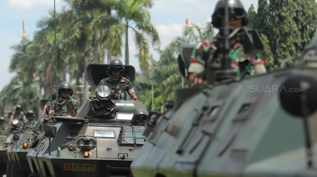 Prajurit TNI saat parade Pemberangkatan Patroli Skala Besar TNI-Polri di JIExpo, Kemayoran, Jakarta Pusat, Minggu (14/4). [Suara.com/Muhaimin A Untung}