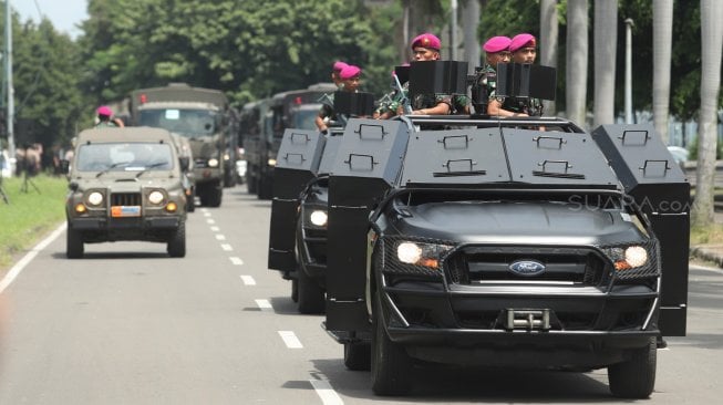 Prajurit TNI saat parade Pemberangkatan Patroli Skala Besar TNI-Polri di JIExpo, Kemayoran, Jakarta Pusat, Minggu (14/4). [Suara.com/Muhaimin A Untung}