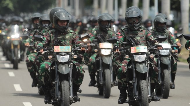 Prajurit TNI saat parade Pemberangkatan Patroli Skala Besar TNI-Polri di JIExpo, Kemayoran, Jakarta Pusat, Minggu (14/4). [Suara.com/Muhaimin A Untung}