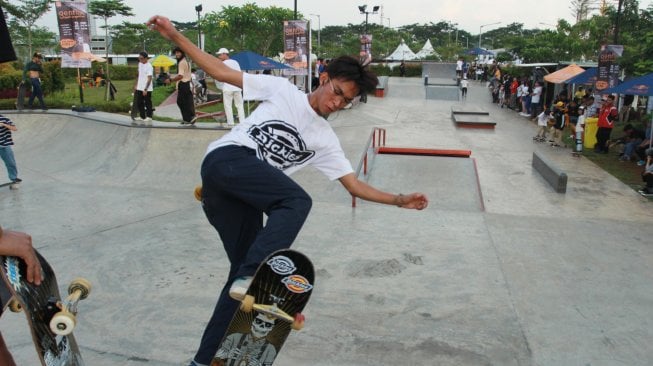 Peserta tampil pada kompetisi Kejuaraan Nasional Skate Board di BSD Xtream Park Serpong, Tangerang, Banten, Sabtu (13/4). ANTARA FOTO/Muhammad Iqbal