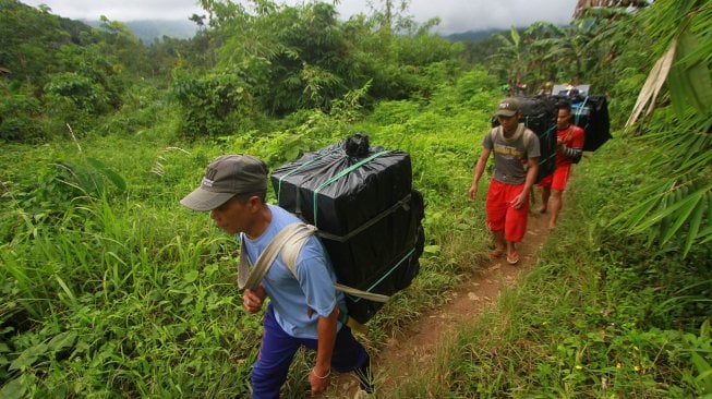 Sejumlah pekerja pengangkut barang (porter) membawa logistik Pemilu serentak 2019 ke dua desa terpencil di kaki Pegunungan Meratus, Kabupaten Hulu Sungai Tengah, Kalimantan Selatan, Minggu (14/4). ANTARA FOTO/Bayu Pratama S