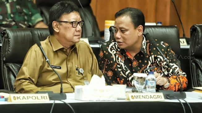 Mendagri Tjahjo Kumolo bersama Ketua Bawaslu RI Abhan saat mengikuti rapat koordinasi kesiapan akhir pengamanan tahapan pemungutan dan perhitungan suara Pileg dan Pilpres Tahun 2019 di Jakarta, Senin (15/4). [Suara.com/Muhaimin A Untung]