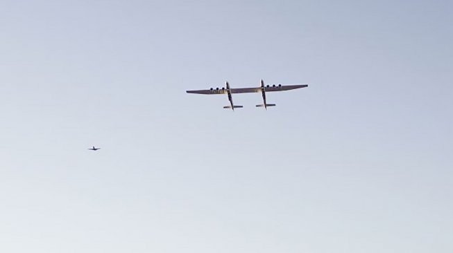 Roc, pesawat terbesar di dunia buatan Stratolaunch, terbang di atas Gurun Mojave, California, AS pada 13 April 2019. [AFP/Stratolaunch System Corp]