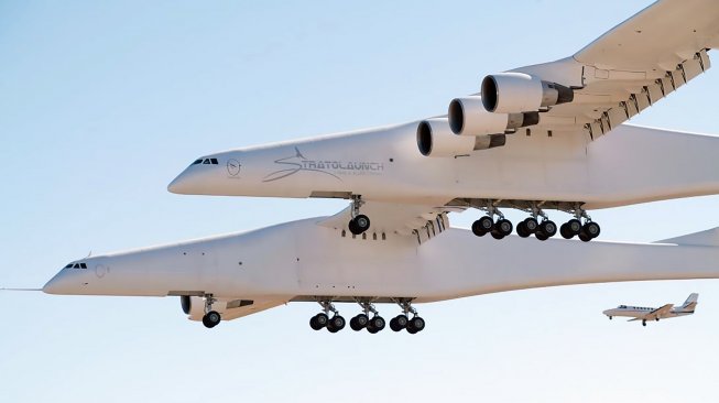 Roc, pesawat terbesar di dunia buatan Stratolaunch, terbang di atas Gurun Mojave, California, AS pada 13 April 2019. [AFP/Stratolaunch System Corp]