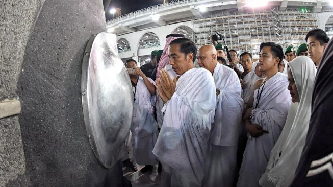 Presiden Joko Widodo dan Ibu Negara Iriana Joko Widodo bersama kedua putranya Gibran Rakabuming Raka dan Kaesang Pangarep menunaikan ibadah umrah, Senin (15/4). [Biro Pers Sekretariat Presiden/Laily Rachev]