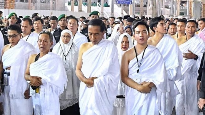 Presiden Joko Widodo dan Ibu Negara Iriana Joko Widodo bersama kedua putranya Gibran Rakabuming Raka dan Kaesang Pangarep menunaikan ibadah umrah, Senin (15/4). [Biro Pers Sekretariat Presiden/Laily Rachev]