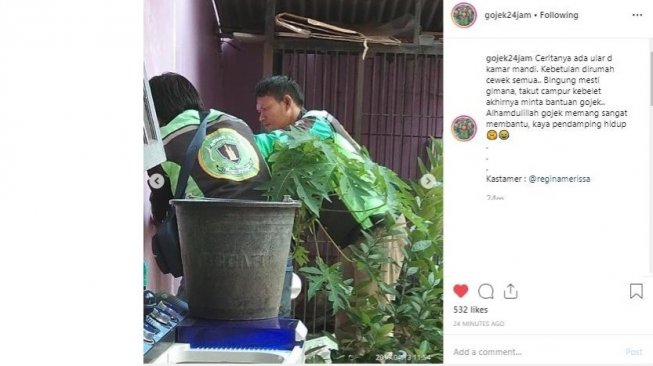 Abang Go-Jek pun piawai angkat ular [Instagram @gojek24jam].