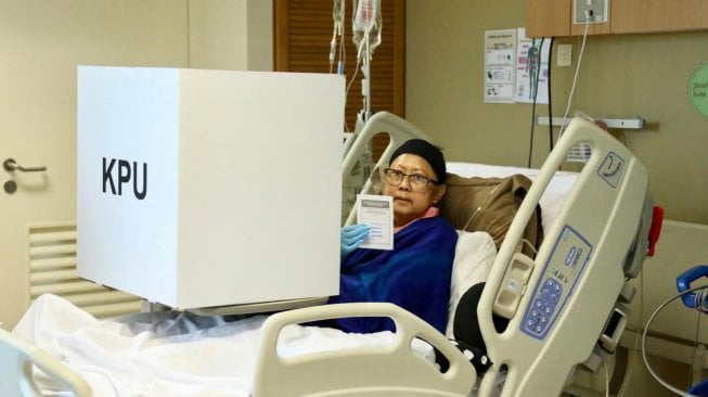 Istri Mantan Presiden Ani Yudhoyono (kanan) menggunakan hak suaranya dalam Pemilu serentak 2019, di National University Hospital (NUH), Singapura, Kamis (14/4). ANTARA FOTO/Anung