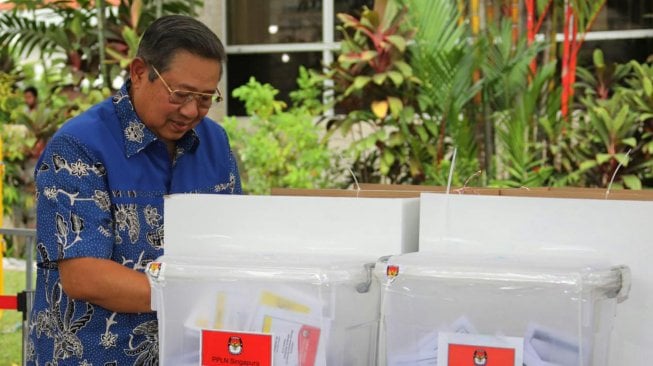 Mantan presiden Susilo Bambang Yudhoyono (SBY) menggunakan hak suaranya dalam Pemilu serentak 2019, di salah satu TPS, di Singapura, Kamis (14/4). ANTARA FOTO/Anung