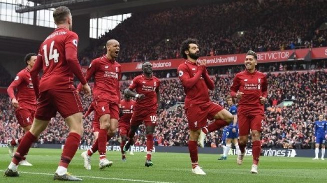 Para pemain Liverpool merayakan gol Mohamed Salah (tengah) ke gawang Chelsea dalam laga Liga Inggris di Anfield. Paul ELLIS / AFP