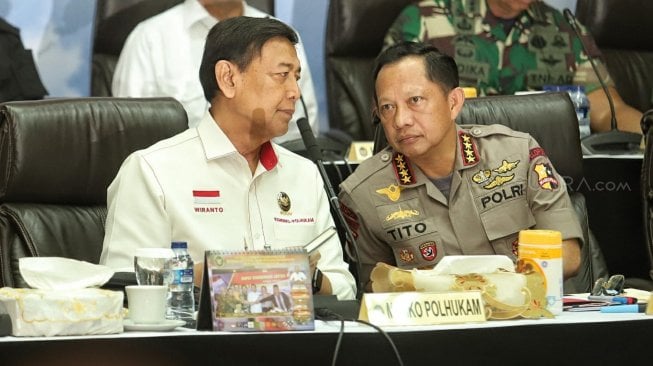 Menko Polhukam Wiranto bersama Kapolri Jenderal Tito Karnavian saat mengikuti rapat koordinasi kesiapan akhir pengamanan tahapan pemungutan dan perhitungan suara Pileg dan Pilpres Tahun 2019 di Jakarta, Senin (15/4). [Suara.com/Muhaimin A Untung]