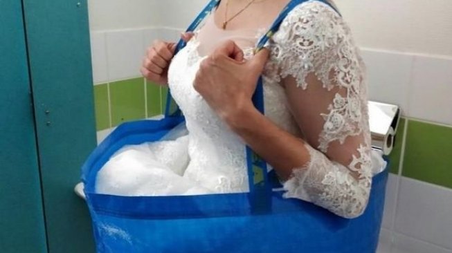 Tips bagi pengantin bergaun yang ingin ke toilet. (Facebook)