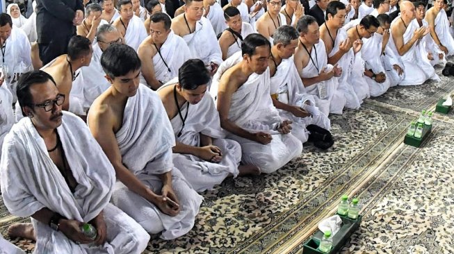 Presiden Joko Widodo dan Ibu Negara Iriana Joko Widodo bersama kedua putranya Gibran Rakabuming Raka dan Kaesang Pangarep menunaikan ibadah umrah, Senin (15/4). [Biro Pers Sekretariat Presiden/Laily Rachev]