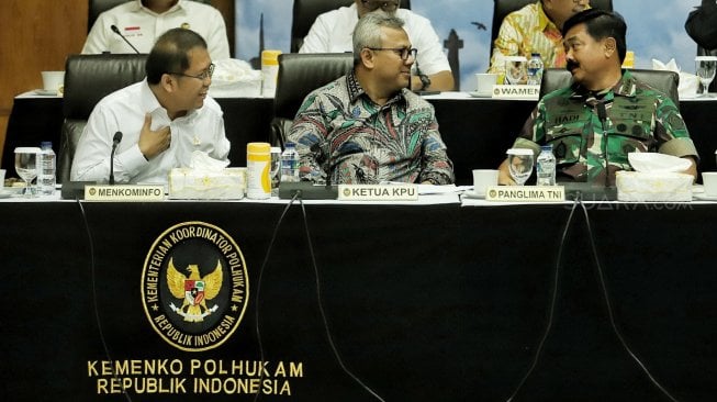 Panglima TNI Marsekal Hadi Tjahjanto berbicara bersama Menkominfo Rudiantara dan Ketua KPU Arief Budiman saat mengikuti rapat koordinasi kesiapan akhir pengamanan tahapan pemungutan dan perhitungan suara Pileg dan Pilpres Tahun 2019 di Jakarta, Senin (15/4). [Suara.com/Muhaimin A Untung]