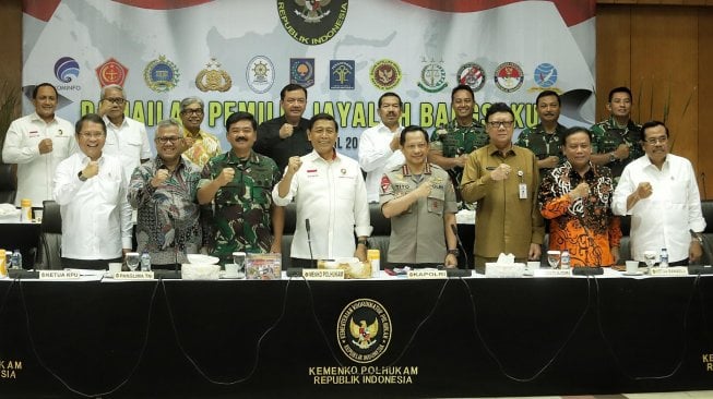 Menko Polhukam Wiranto bersama Panglima TNI Marsekal Hadi Tjahjanto, Kapolri Jenderal Tito Karnavian, Mendagri Tjahjo Kumolo, Ketua Bawaslu RI Abhan, Jaksa Agung Jaksa Agung Muhammad Prasetyo, Menkominfo Rudiantara dan Ketua KPU Arief Budiman serta pejabat lainnya mengikuti rapat koordinasi kesiapan akhir pengamanan tahapan pemungutan dan perhitungan suara Pileg dan Pilpres Tahun 2019 di Jakarta, Senin (15/4). [Suara.com/Muhaimin A Untung]