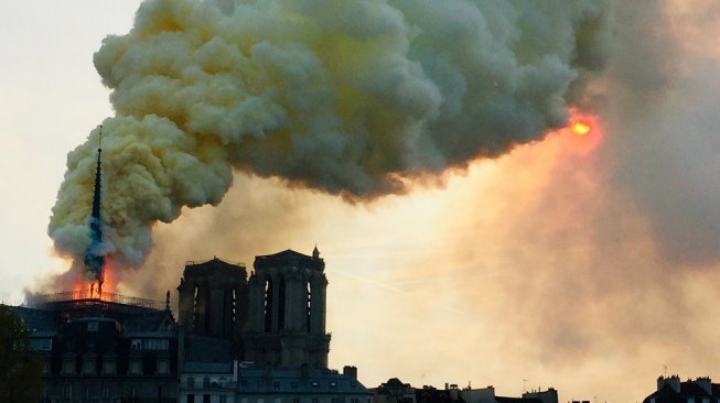 Notre Dame di Paris Terbakar, Masa Lalunya Lebih Suram