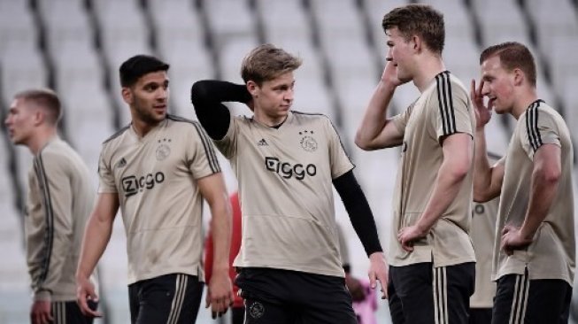 Kapten Ajax Frenkie de Jong dan kawan -kawan melakukan sesi latihan di Allianz Stadium guna menghadapi Juventus di leg kedua perempat final Liga Champions. Marco Bertorello / AFP