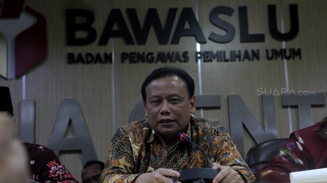 Ketua Badan Pengawas Pemilu (Bawaslu), Abhan (tengah) didampingi komisioner Bawaslu memberikan keterangan pers di Kantor Bawaslu, Jakarta, Selasa (16/4). [Suara.com/Oke Atmaja]