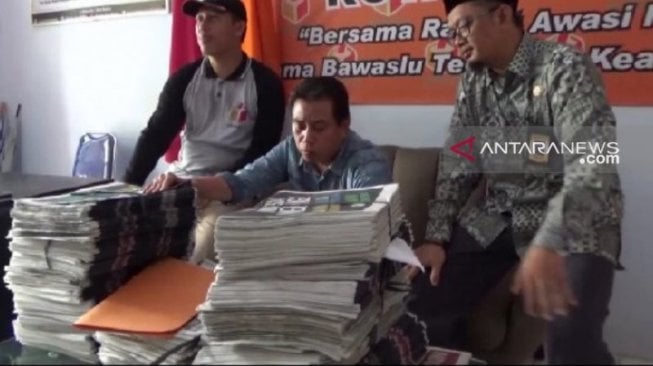 Bawaslu Sita Ratusan Tabloid Pro Prabowo - Sandiaga Beredar di Masa Tenang