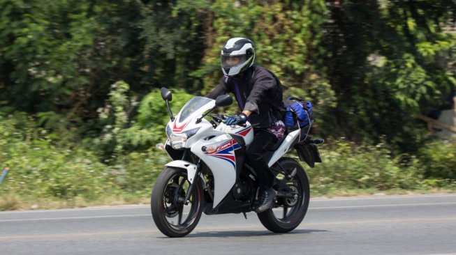 Menggeber motor jenis sport di jalan raya Chiangmai, Thailand. Sebagai ilustrasi [Shutterstock].