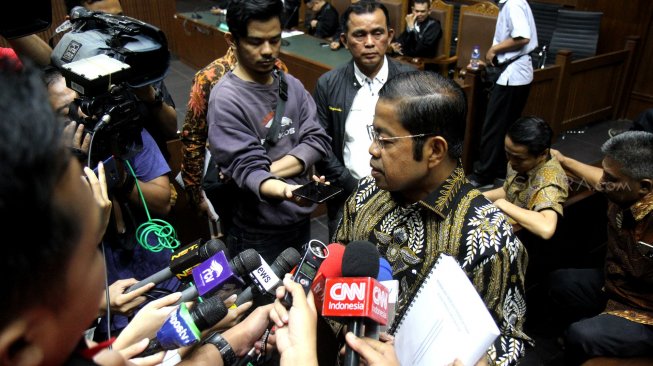 Terdakwa kasus dugaan suap proyek PLTU Riau-1 Idrus Marham menghadiri sidang vonis di Pengadilan Tipikor, Jakarta, Selasa (16/4). [Suara.com/Arief Hermawan P]

