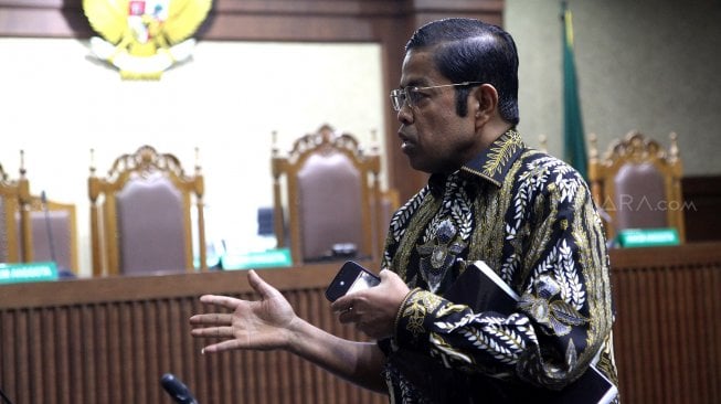 Terdakwa kasus dugaan suap proyek PLTU Riau-1 Idrus Marham menghadiri sidang vonis di Pengadilan Tipikor, Jakarta, Selasa (16/4). [Suara.com/Arief Hermawan P]

