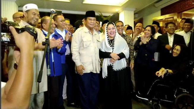 Momen Mesra Prabowo Ucapkan Selamat Ulang Tahun Untuk Titiek Soeharto