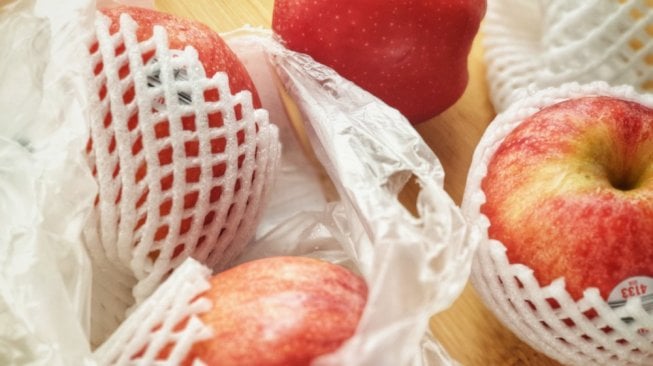 Temuan Baru, Mikroplastik Ditemukan pada Buah Apel dan Wortel