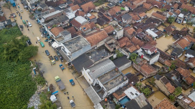 Foto udara pemukiman warga yang tergenang banjir di Andir, Dayeuhkolot Kabupaten Bandung, Jawa Barat, Selasa (16/4).  [ANTARA FOTO/Raisan Al Farisi]