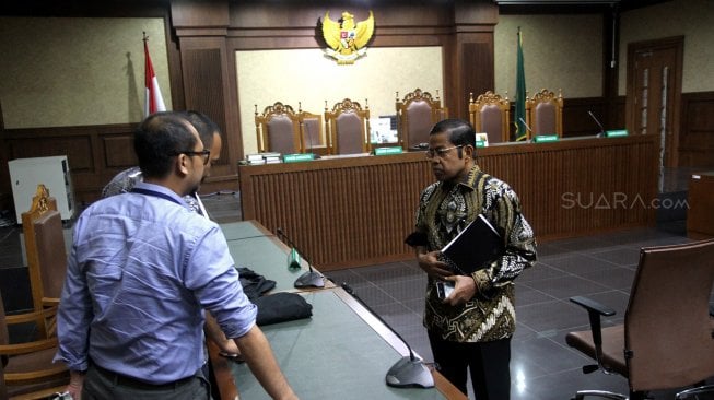 Terdakwa kasus dugaan suap proyek PLTU Riau-1 Idrus Marham menghadiri sidang vonis di Pengadilan Tipikor, Jakarta, Selasa (16/4). [Suara.com/Arief Hermawan P]

