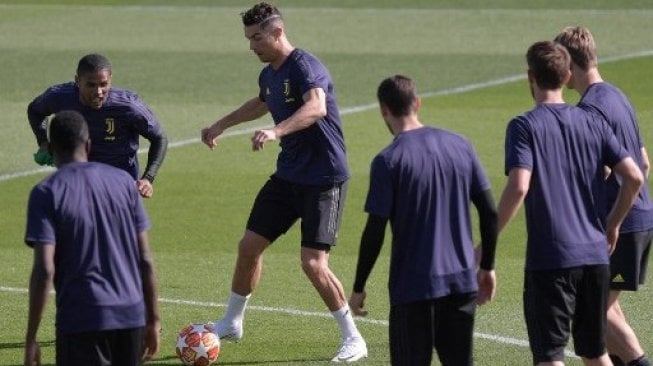 Cristiano Ronaldo dan para pemain Juventus lainnya melakukan sesi latihan sebelum menghadapi Ajax di leg kedua perempat final Liga Champions. Marco Bertorello / AFP  