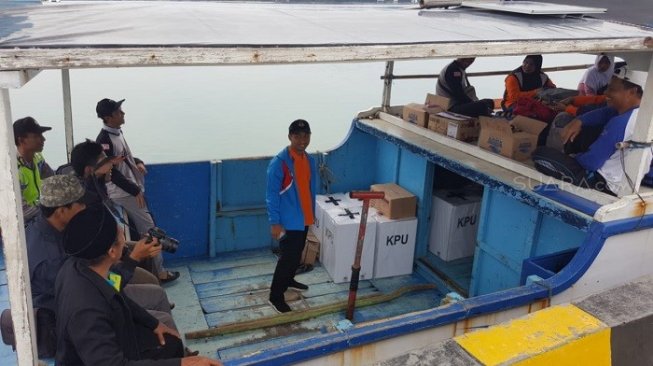 Pendistribusian logistik pemilu 2019 ke Kepulauan Karimun Jawa. (Suara.com/Adam Iyasa).