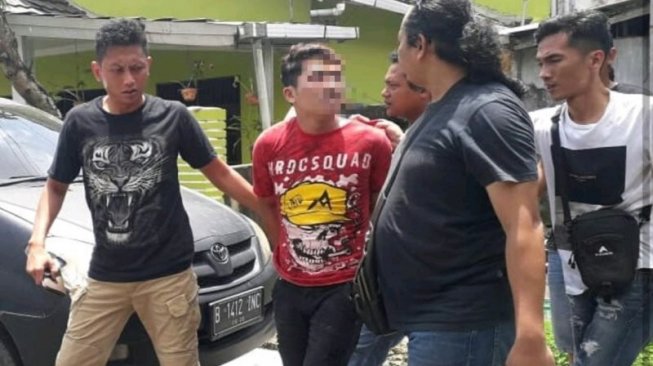 Teror Warga Pakai Pistol Mainan, Pelarian Polisi Gadungan Berakhir di Atap