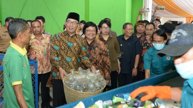 Menteri Lingkungan Hidup dan Kehutanan (LHK), Siti Nurbaya, meresmikan  fasilitas pengelolaan sampah di 6 kabupaten dan kota di Jawa Barat, Senin (15/4/2019). (Dok : KLHK)