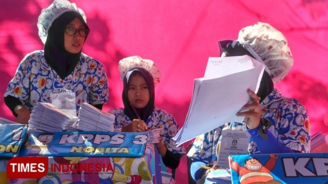 Unik, TPS di Bondowoso Ini Pakai Tema Doraemon dan Petugasnya Pakai Piama