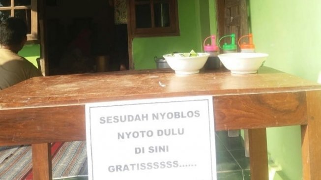 TPS 8 di Banyudono, Boyolali, menyediakan soto gratis bagi para pemilih, wah asyik banget nih! (Instagram/@ziiezah_numlikk)