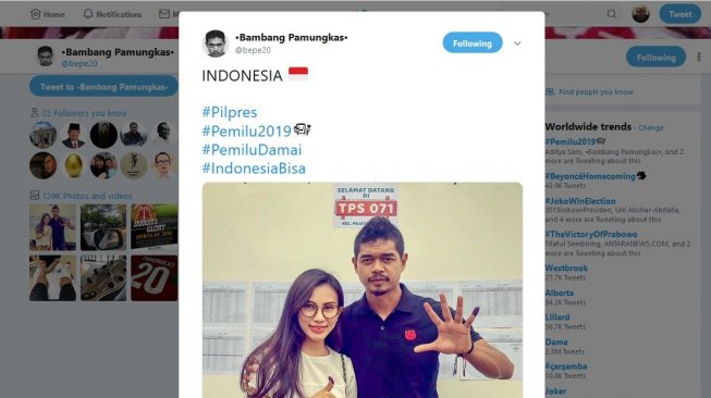 Pesepak bola Bambang Pamungkas, mengunggah foto bersama istri Tribuana Tungga Dewi di Twitter dengan tagar #pemilu2019, sesuai mencoblos dalam pemilihan umum 2019, Rabu (17/4/2019). [Twitter/@bepe20]