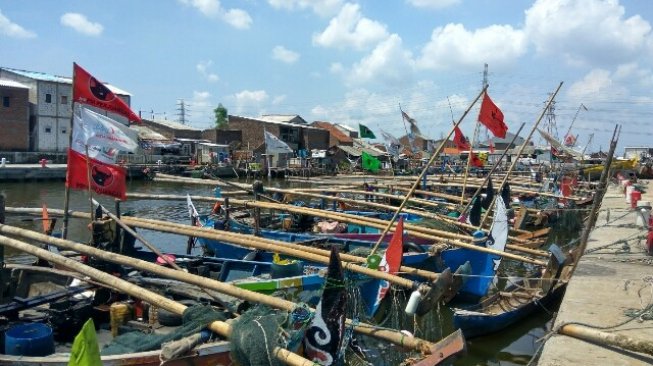 Hari Pencoblosan, APK Masih Berkibar di Kapal Nelayan Tambaklorok